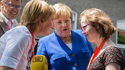 Bundeskanzlerin Merkel verabschiedet sich von Natalie Dedreux (r.). / © Hirschbeck (Erzbistum Köln)