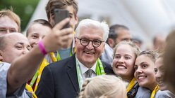 Bundespräsident Frank-Walter Steinmeier mit jugendlichen Teilnehmern  / © Guido Kirchner (dpa)