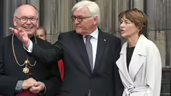 Dompropst Bachner, Bundespr&auml;sident Steinmeier und seine Frau Elke B&uuml;denbender / &copy; Henning Kaiser (dpa)