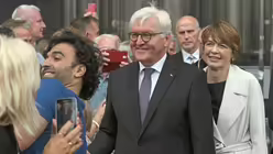 Bundespr&auml;sident Frank-Walter Steinmeier und seine Frau Elke B&uuml;denbender / &copy; Henning Kaiser (dpa)