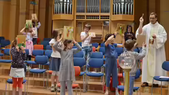 Burkhard Hofer segnet die Bilder, die die Kinder von Heiligen gemalt haben / &copy; Tomasetti (DR)