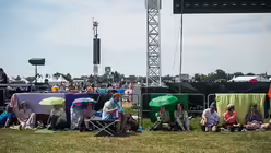 Besucher beim Abschlussgottesdienst (dpa)