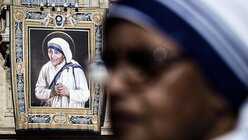 Bildnis der Mutter Teresa am Petersdom / © Angelo Carconi (dpa)