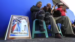 Menschen in Quito (dpa)