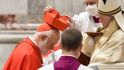 Celestino Aos Braco, Erzbischof von Santiago de Chile, erhält von Papst Franziskus das Birett beim Konsistorium / © Vatican Media/Romano Siciliani (KNA)