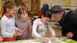 Chiara zieht ihre Figur selbst vorsichtig vom Bild ab. / &copy; Beatrice Tomasetti (DR)