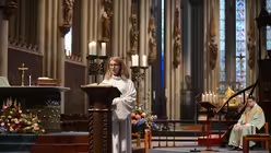 Chorassistentin Anna Goeke beim Zwischengesang. / &copy; Beatrice Tomasetti (DR)