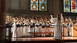 Chorassistentin Elena Szuczies dirigiert / &copy; Beatrice Tomasetti (DR)