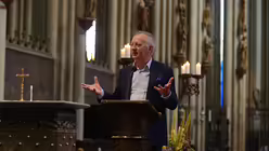 Chorleiter Eberhard Metternich begr&uuml;&szlig;t die S&auml;nger und ihre Familien. / &copy; Beatrice Tomasetti (DR)