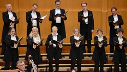 Chorleiter Eberhard Metternich mischt sich bei diesem Projekt unter die Sänger. / © Beatrice Tomasetti (DR)