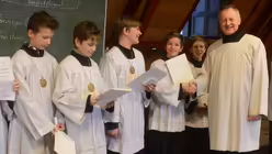 Chorleiter Metternich dankt den Chorknaben f&uuml;r Flei&szlig; und Treue. / &copy; Beatrice Tomasetti (DR)