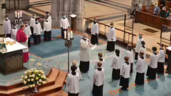 Chorleiter Metternich stellt jeden Chorknaben namentlich vor. / © Beatrice Tomasetti (DR)