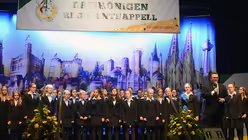 Chorleiter Oliver Sperling berichtet den Karnevalisten von der S&uuml;dafrika-Reise des M&auml;dchenchores. / &copy; Beatrice Tomasetti (DR)