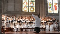 Chorleiter Sperling dirigiert die "Missa sine nomine" von Claudio Casciolini. / © Beatrice Tomasetti (DR)