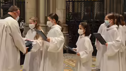 Chorleiter Sperling sammelt nach dem Gottesdienst die Notenmappen ein. / &copy; Beatrice Tomasetti (DR)