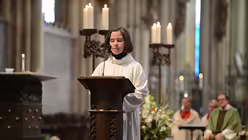 Chors&auml;ngerin Julia Grundmann tr&auml;gt die zweite Lesung vor. / &copy; Beatrice Tomasetti (DR)