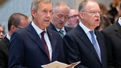 Christian Wulff (l), ehemaliger Bundespräsident, und Stephan Weil (SPD), Ministerpräsident von Niedersachsen während der Amtseinführung / © Peter Steffen (dpa)