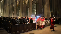 Einzug zur Christmette / &copy; Oliver Berg (dpa)