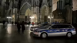 Polizei vor dem Dom / &copy; Oliver Berg (dpa)