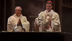 Domdiakon Witte und Kardinal Woelki während der Christmette / © Oliver Berg (dpa)