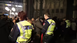 Polizei vor dem Dom / © Oliver Berg (dpa)