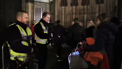 Taschenkontrollen vor dem Dom / © Oliver Berg (dpa)