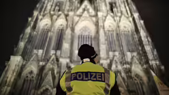 Polizei vor dem Dom / &copy; Oliver Berg (dpa)