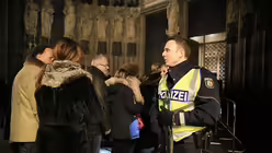 Taschenkontrollen vor dem Dom / &copy; Oliver Berg (dpa)