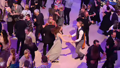 Clarissa Rauschenberger (Mitte) und ihr Tanzpartner haben sich f&uuml;r den Abend chic gemacht. / &copy; Tomasetti (DR)