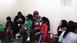 Claudius Gatzweiler bei der Kinderbetreuung in der Kirchengemeinde "Cristo libera".  / &copy; Mateusz Rdzanek (privat)