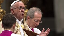 In seiner Predigt forderte Franziskus die neuen Kardinäle auf, "ihre Berufung in der Konkretheit, im Alltag des Lebens" zu erfüllen. / © Maurizio Brambatti (dpa)