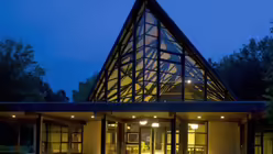 Helle Spitze bei Nacht: Auch die Kapelle scheint ungew&ouml;hnlich.  / &copy; Copyright: Stadt M&uuml;nster, Amt f&uuml;r Gr&uuml;nfl&auml;chen und Umweltschutz 