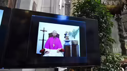 Cornelius Sim, Apostolischer Vikar von Brunei (Indonesien), nimmt per Video&uuml;bertragung am Konsistorium teil / &copy; Vatican Media/Romano Siciliani (KNA)