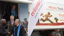 missio-Truck und Bundespr&auml;sident Gauck (missio)