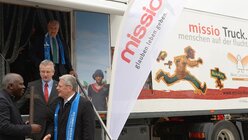 missio-Truck und Bundespräsident Gauck (missio)