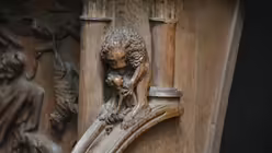 Darstellung einer Löwenmutter mit Jungem auf einer Wange des Chorgestühls / © Beatrice Tomasetti (DR)