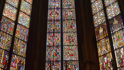 Das &Auml;ltere Bibelfenster in der Achskapelle von 1260 hat es Domkapitular Sauerborn besonders angetan. / &copy; Beatrice Tomasetti (DR)