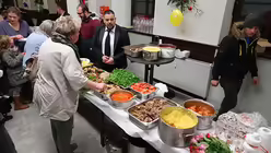 Die jesidischen Gastgeber warten mit einem großen Buffet auf. / © Teresa Müller-Alander (DR)