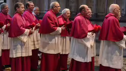 Das Domkapitel und Pr&auml;lat Norbert Feldhoff stellen sich zum Einzug auf / &copy; Beatrice Tomasetti (DR)