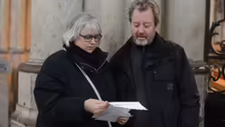 Das Ehepaar Anita und Hans-Peter H&ouml;nig aus Freiburg beim Lesen des "Liebesbriefes von Gott" / &copy; Beatrice Tomasetti (DR)