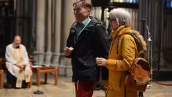 Das Ehepaar Draschner bringt seine "Liebeskerzen" zum Altar. / &copy; Beatrice Tomasetti (DR)