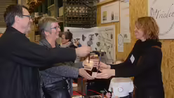 Das Ehepaar Irma und Jörg Haake erstehen gleich zwei Friedensnägel / © Beatrice Tomasetti (DR)