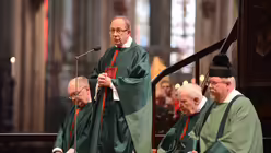 Das Geburtstagskind selbst erinnert zu Beginn der Eucharistiefeier an die Umst&auml;nde seiner Geburt am 3. November 1939. / &copy; Beatrice Tomasetti (DR)