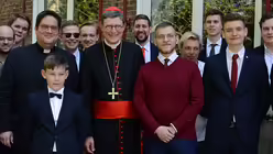 Das geh&ouml;rt Ostern dazu: Ein Treffen mit ihrem "Chef" macht allen Messdienern und auch Domvikar Tobias Hopmann immer gro&szlig;e Freude / &copy; Beatrice Tomasetti (DR)