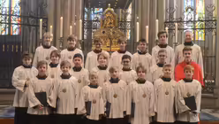 Das Gruppenfoto zur Erinnerung an eine dreij&auml;hrige Chorzugeh&ouml;rigkeit muss sein. / &copy; Beatrice Tomasetti (DR)