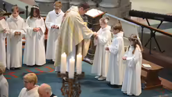 Das ist der mit Spannung erwartete Moment: Domvikar Hopmann teilt die Kommunion aus. / &copy; Beatrice Tomasetti (DR)