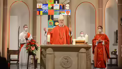 Das Kreuz aus vielen Einzelbildern haben die Jugendlichen beim ersten Wochenende selbst gestaltet. / © Beatrice Tomasetti (DR)