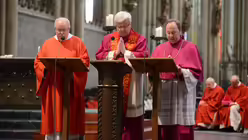 Das Leiden und Sterben Jesu Christi nach dem Evangelisten Lukas tragen Domdiakon Witte, Domkapitular Assenmacher und Domdechant Kleine vor / © Beatrice Tomasetti (DR)