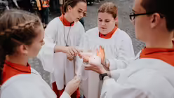 Das Licht wird weitergereicht / © Luis Rüsing