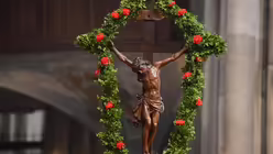 Das mit Palmen geschmückte Kreuz – Sinnbild für den Palmsonntag / © Beatrice Tomasetti (DR)